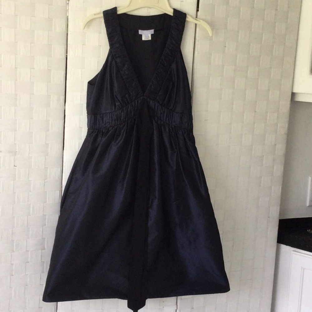 Woman’s Vera Wang Cocktail Dress size 6 sleeveless with Plunge Neckline #502